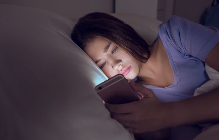 TCA y redes sociales: restringir el uso del móvil por las noches Trastornos de Conducta Alimentaria: estar con el móvil por la noche