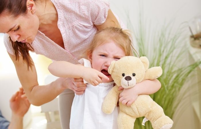 Atención negativa, fuente de egocentrismo infantil Evitar el egocentrismo infantil: niña con rabieta