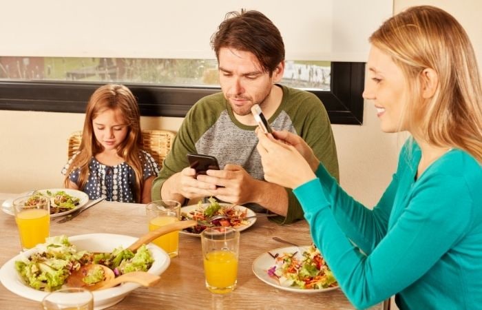 Edad para usar WhatsApp: no usar el móvil en la mesa Edad para usar WhatsApp educación