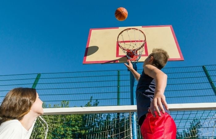 Hasta qué edad crecen los niños: los deportes favorecen el crecimiento Hasta qué edad crecen los niños: practicar deporte, como baloncesto