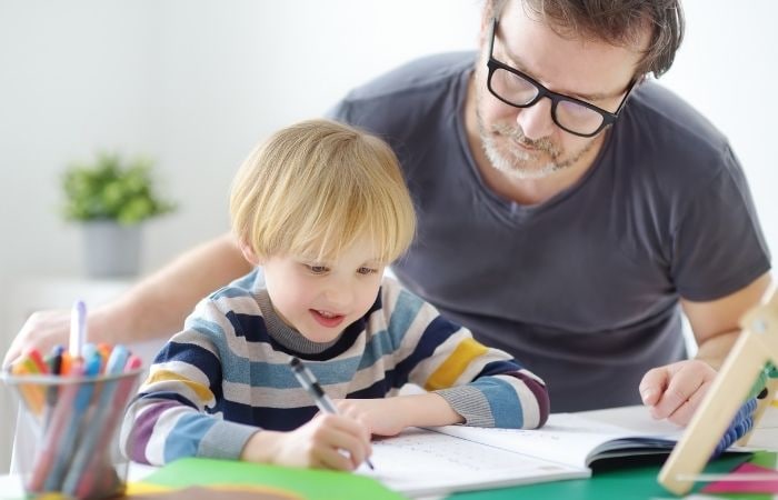 Hay que incentivar la disciplina de los niños vagos en las tareas del cole Niños vagos crianza