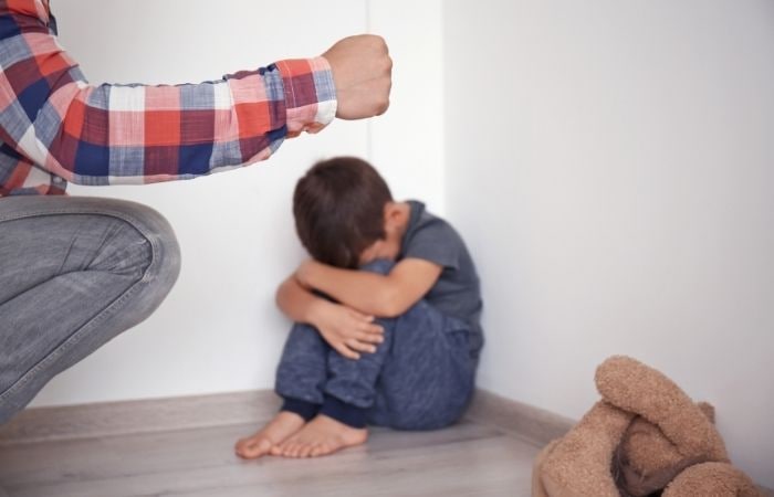 El origen del bullying está relacionado con la violencia en casa Origen del bullying violencia de los padres contra los hijos