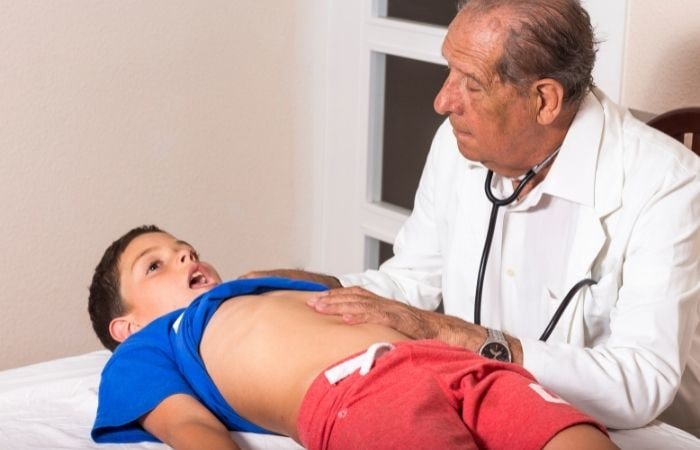 Síntomas de la apendicitis, dolor abdominal y palpación por parte del médico Síntomas de la apendicitis médico