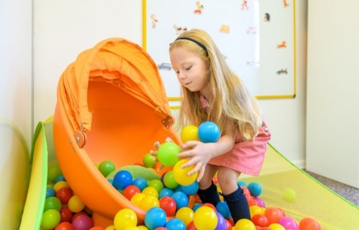 Ejercicios de terapia ocupacional con pelotas de plástico de colores Terapia ocupacional: ejercicios para niños