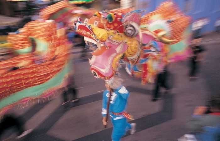 la danza del dragon en el año nuevo chino Janucá y otras celebraciones de año nuevo: danza del dragón, China