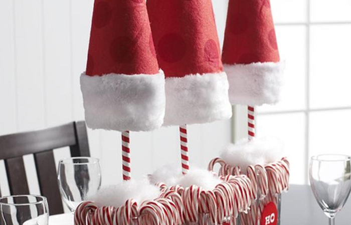 decoración con bastones de caramelo y gorros de papá Noel caramelos