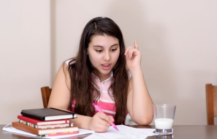 niña haciendo los deberes trucos para distinguir un texto expositivo de uno argumentativo