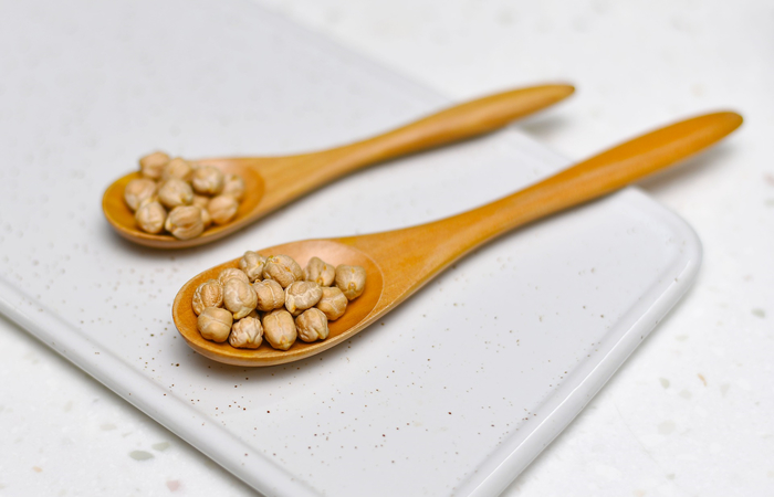 imagen de cucharas con garbanzos garbanzo