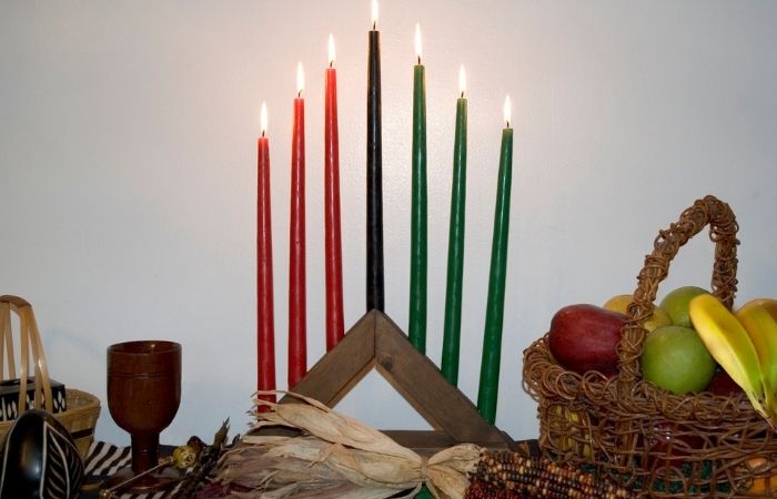 Janucá y otras celebraciones : mesa de kwanzaa Janucá y otras celebraciones de año nuevo: velas de kwanzaa