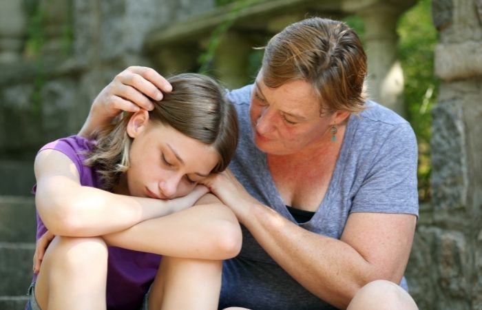 Autoimagen y autoestima: El apoyo de los padres en los momentos de crisis, fundamental madre consolando a su hija ante un problema de autoimagen y autoestima