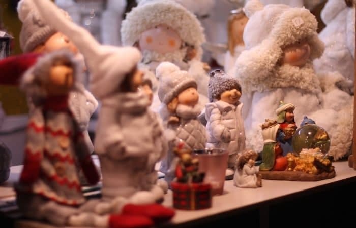 Figuritas de decoración navideña adornos navideños en puesto de venta