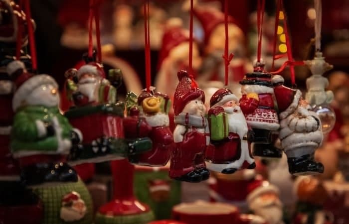 Adornos para decorar el árbol que puedes encontrar en cualquier mercadillo navideño Mercadillos de Navidad de España: puesto con adornos para el árbol