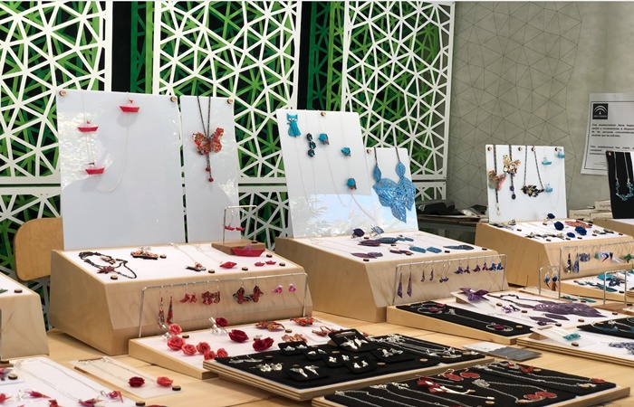 Puesto de joyería artesanal en la Feria de Artesanía de Sevilla Puesto del Mercado de Sevilla