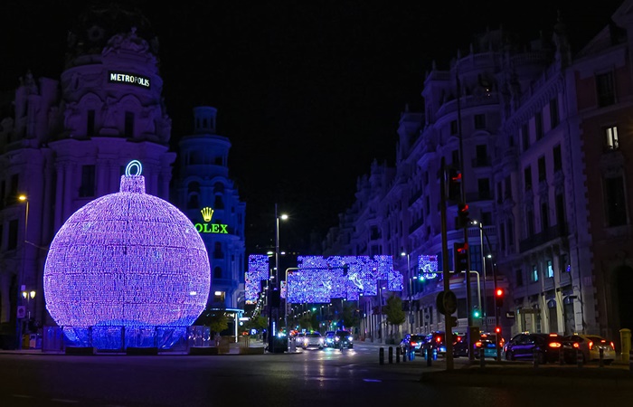 La gran bola gigante de la calle Alcalá Planes para el puente de diciembre en Madrid: Luces navideñas