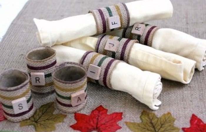 servilleteros de Navidad reciclados con tela y letras de Scrabble servilletos de Navidad