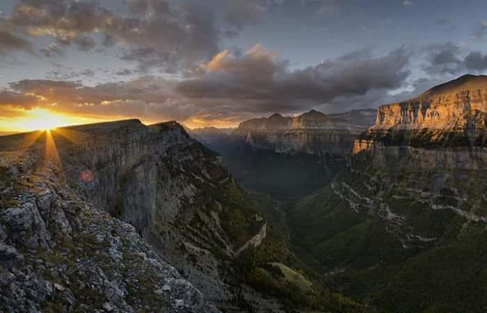 El Parque Nacional de Ordesa y Monte Perdido es uno de los atractivos turísticos más visitados de Aragón Paisaje al atardecer en el Parque Parque Nacional de Ordesa y Monte Perdido