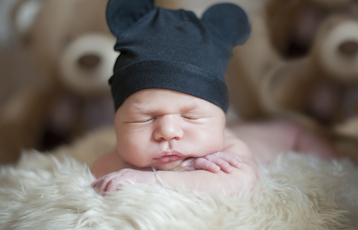 bebé con gorro azul nombre gallegos de niño: bebé dormido con gorro