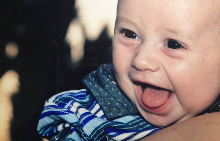 nombres gallegos de niños: bebé que ríe bebé feliz