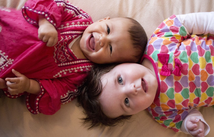 niñas de meses riendo niñas riendo