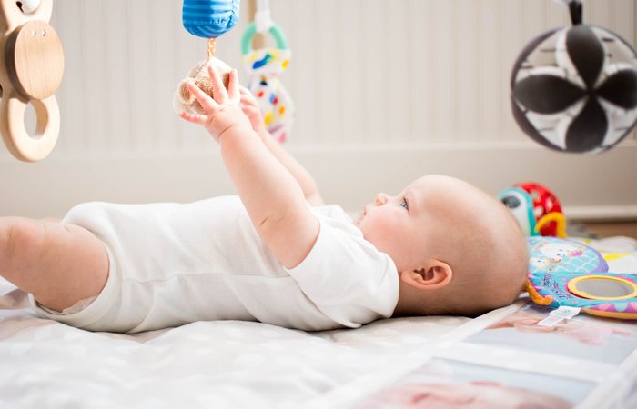 bebé jugando nombres vascos para niño: bebé jugando