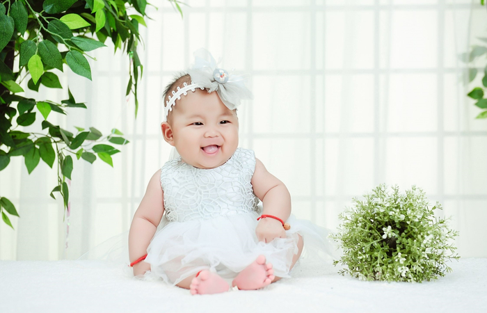 bebé con vestido blanco bebé con vestido blanco