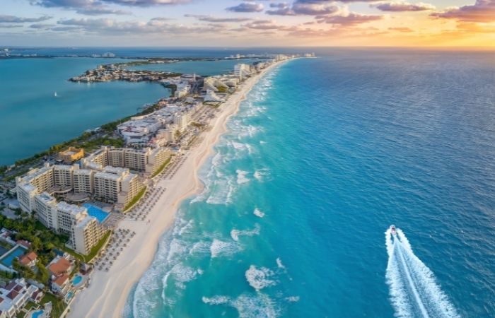 fotografía aérea de cancún con sus kilométricas playas destinos internacionales más buscados cancún