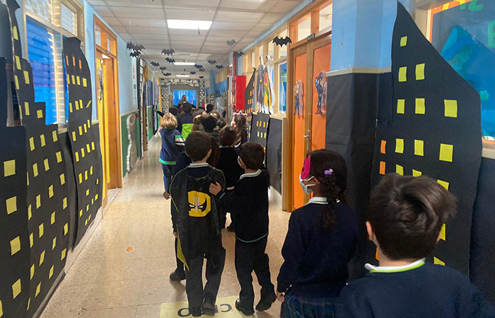 El cole, un perfecto decorado de Batman. Los niños mirando la decoración de Batman del cole