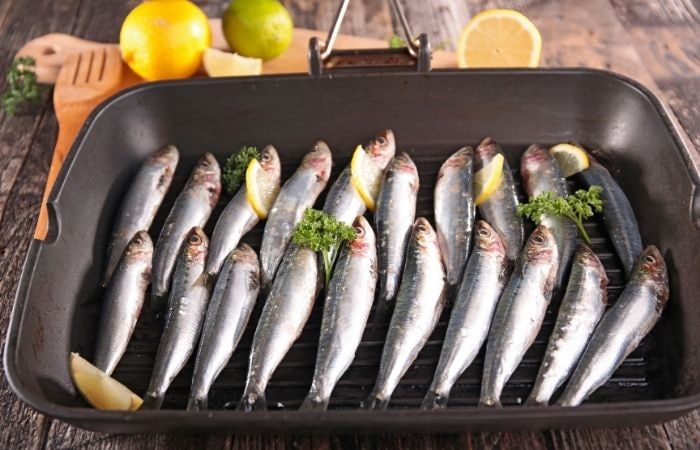 Fortalecer los huesos con pescado azul como las sardinas Fortalecer los huesos niños: sardinas