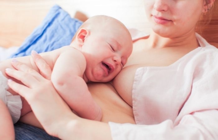 La hipogalactia puede ser tratada médicamente Hipogalactia: conviene poner al pecho al niño antes de que llore por hambre