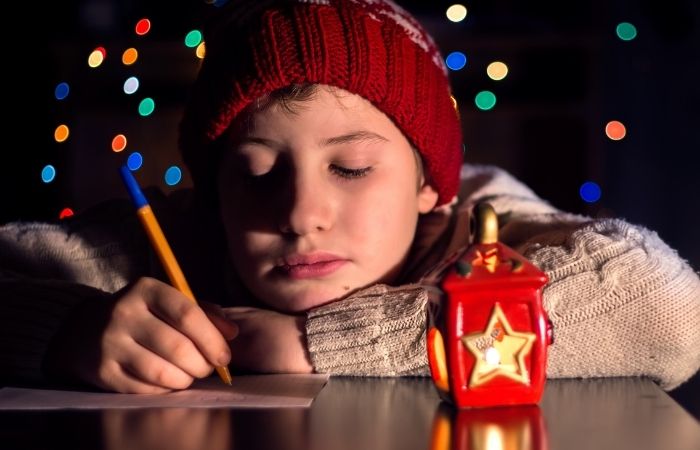 escribir una carta a los reyes magos planes para diciembre niño redactando una carta para los reyes magos