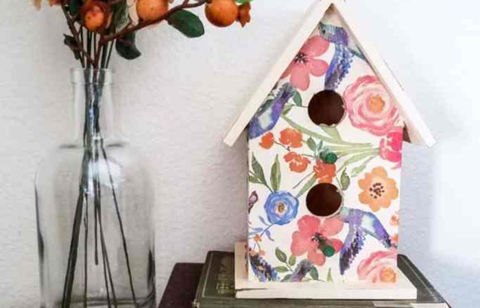 casita de madera para los pájaros con un nuevo look casita de pájaros decorada