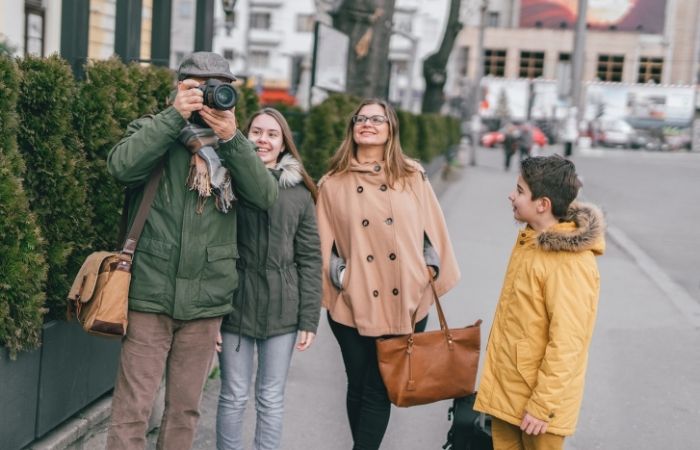 familia viajando por el mundo