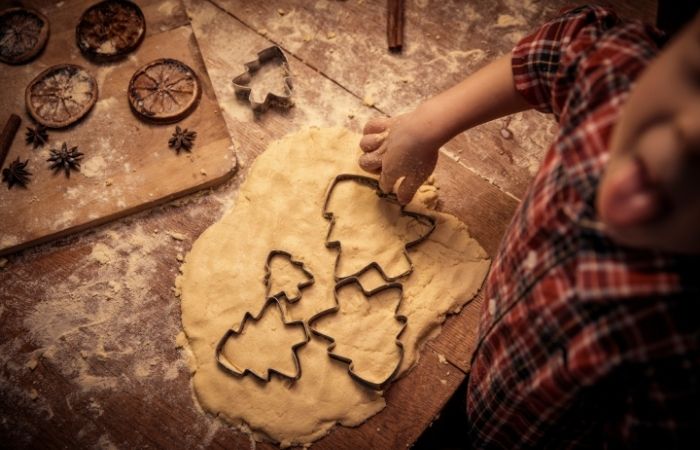 planes para diciembre galletas navideñas Niño haciendo galletas navideñas