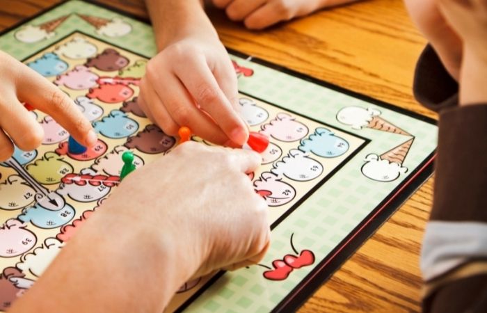 familia jugando a juegos de mesa en Navidad juegos de mesa en familia planes para diciembre