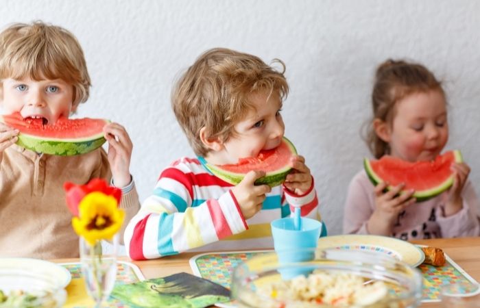 los productos frescos son mejores que los procesados niños comiendo sandía