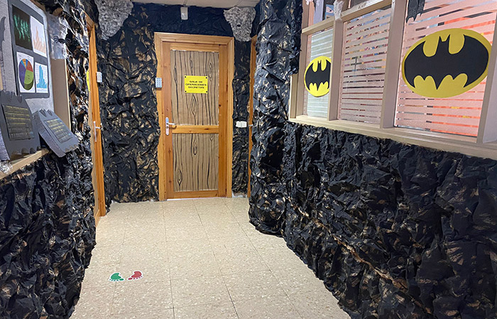 Pasillo decorado como la cueva de batman, una forma de animación a la lectura ideas para la animación a la lectura en el colegio
