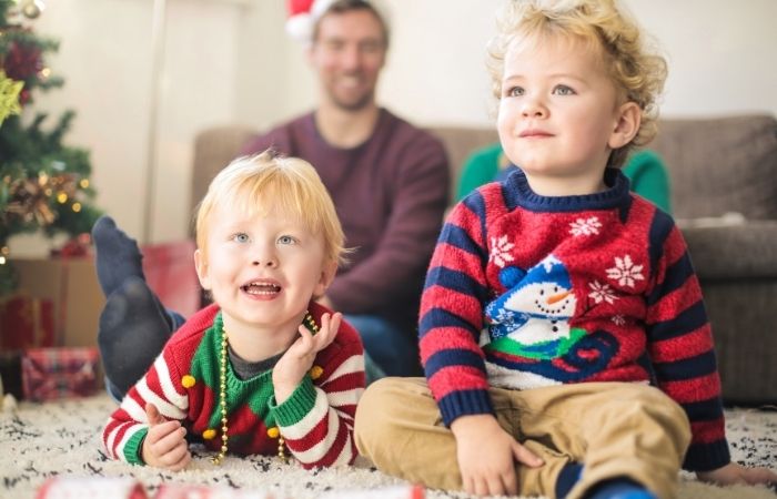 niños viendo la televisión con sus padres en navidad planes para diciembre ver pelis en familia