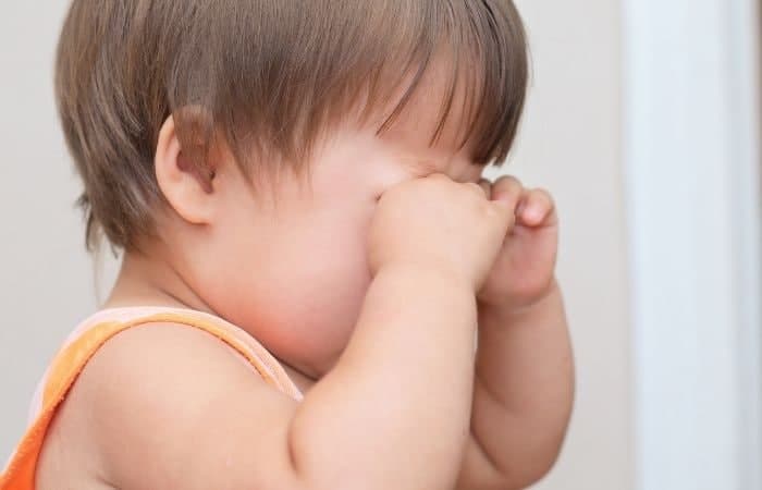 niña pequeña llorando y frotándose los ojos calmar las rabietas: niña llorando