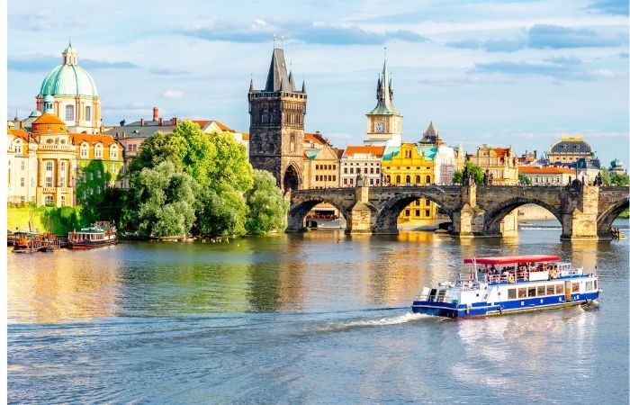 Preciosa vista de Praga desde el río Praga desde el río