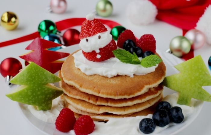 planes para diciembre: hacer tortitas con los niños tortitas navideñas con un papa noel de fresas