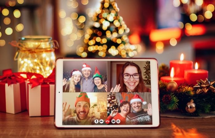 familia haciendo una videollamada en navidad planes para diciembre quedada virtual
