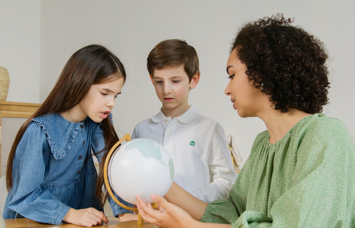 niños mirando un globo terráqueo vídeos de ciencia: globo terráqueo