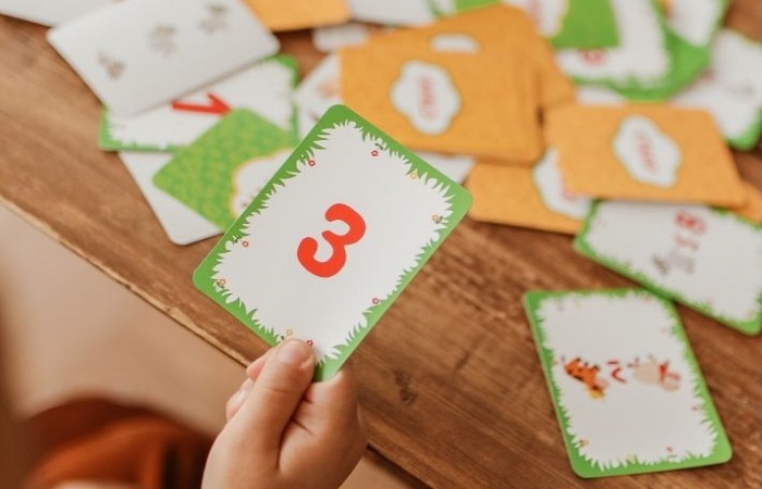 Aprender a multiplicar con números pequeños y objetos familiares, como cartas Primeros pasos al aprender a multiplicar