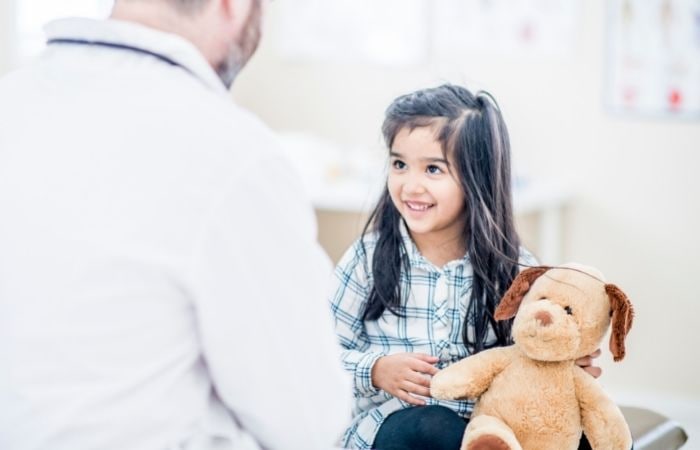 cirugía infantil: médico hablando con una niña Cirugía: médico hablando con niña en tono relajado