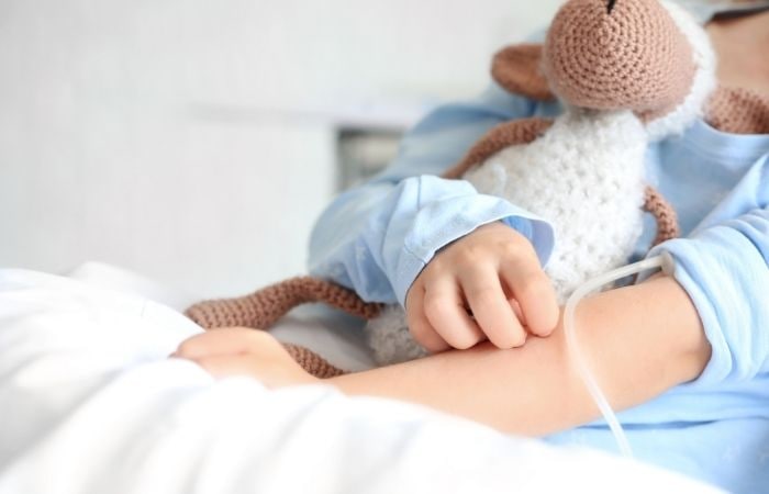 Llevar su peluche favorito les ayuda a rebajar el estrés antes de la cirugía Consejos antes de la cirugía en niños: llevar algún juguete tranquiliza