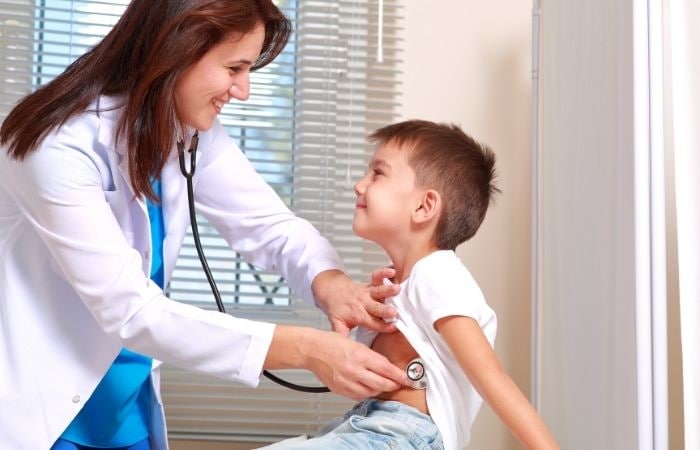 Tus consejos ayudarán a tu hijo a relajarse antes de la cirugía Cirugía: médico auscultando a un niño