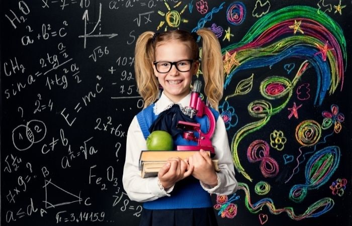 La creatividad es una habilidad que se puede estimular Creatividad : niña ante pizarra con operaciones matemáticas a un lado y dibujos de colores al otro