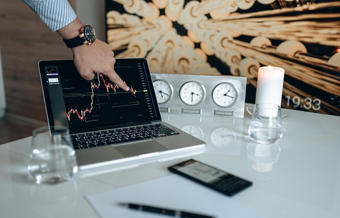 Invertir en criptomonedas y en entornos regulados conlleva riesgos Gráfico en un ordenador portátil para ilustrar los riesgos de invertir en criptomonedas