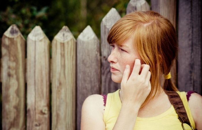 Personas de cualquier edad pueden sufrir dermatilomanía Dermatilomanía: adolescente rascándose la cara