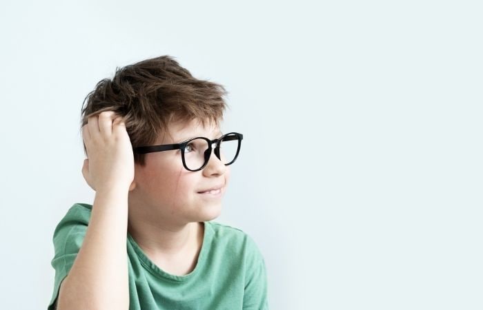La dermatilomanía, un toc que lleva a rascarse la piel o el cuero cabelludo Dermatilomanía: niño rascándose la cabeza